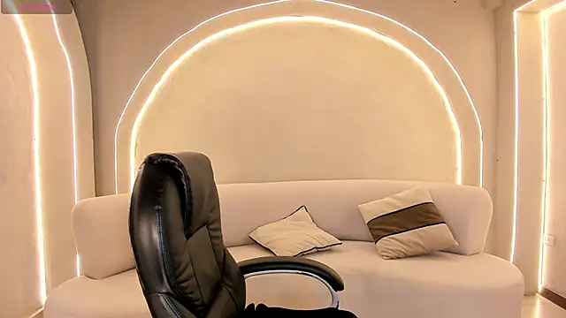 MiaLaurence online show from 14, 4, 2026