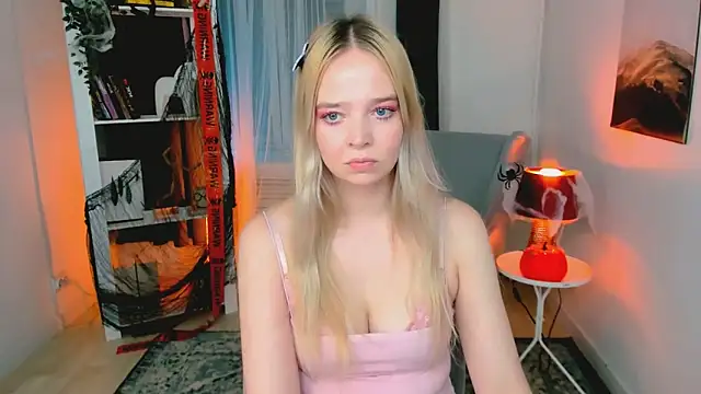 Snapshot of BellaMontgomery chatting on 28, 10, 2025 BellaMontgomery online show from 28, 10, 2025