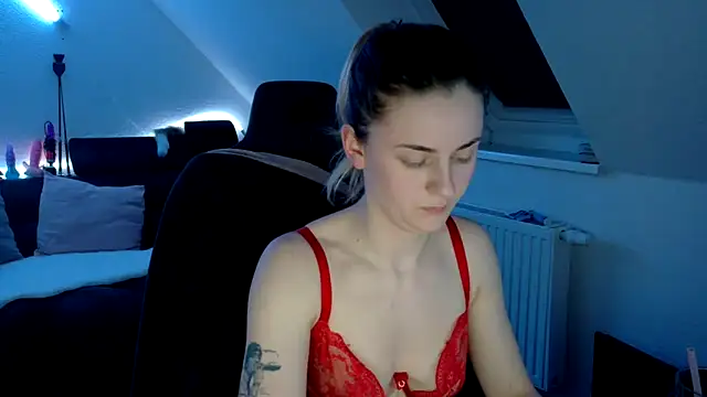 Snapshot of Melly4You chatting on 8, 4, 2026 Melly4You online show from 8, 4, 2026