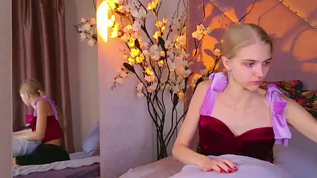 Snapshot of 4example_Chloe chatting on 29, 10, 2025 4example Chloe online show from 29, 10, 2025