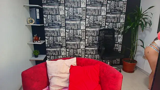 Snapshot of DanielaMonroe chatting on 15, 5, 2026 DanielaMonroe online show from 15, 5, 2026