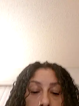 Snapshot of sweetnjuicyyy chatting on 2, 10, 2025 sweetnjuicyyy online show from 2, 10, 2025