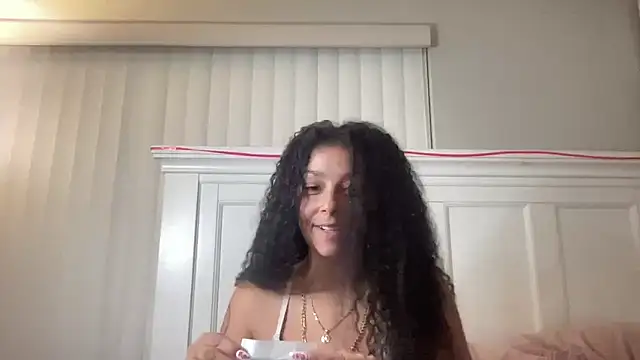 Snapshot of sweetnjuicyyy chatting on 10, 10, 2025 sweetnjuicyyy online show from 10, 10, 2025