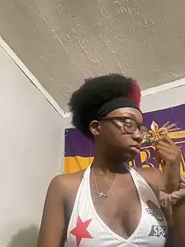 Snapshot of HennessyBaby21 chatting on 6, 10, 2025 HennessyBaby21 online show from 6, 10, 2025