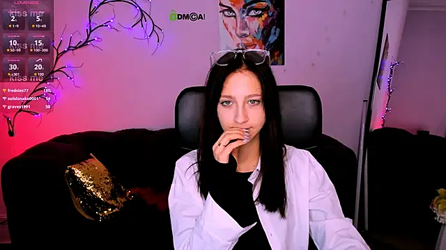 Snapshot of lau_ra_queen chatting on 15, 12, 2025 lau ra queen online show from 15, 12, 2025