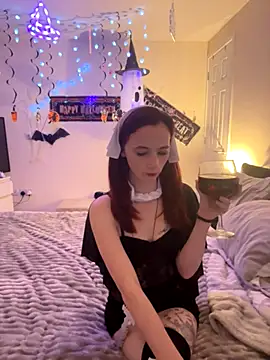 NaughtyLittleLouise online show from 25, 10, 2025