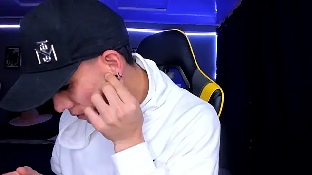 Snapshot of alexgiraldo__ chatting on 28, 9, 2025 alexgiraldo online show from 28, 9, 2025