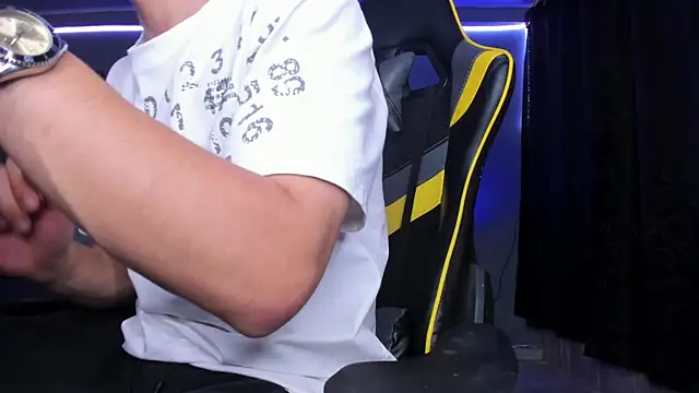 Snapshot of alexgiraldo__ chatting on 5, 10, 2025 alexgiraldo online show from 5, 10, 2025