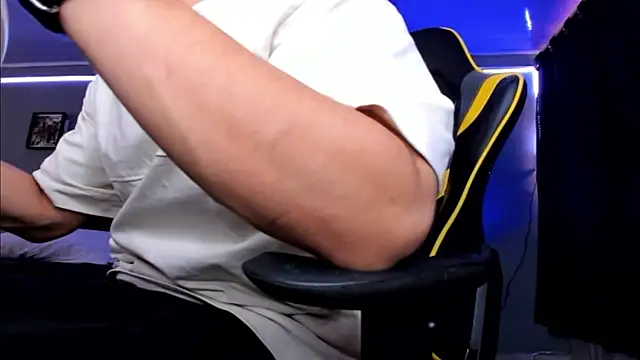 Snapshot of alexgiraldo__ chatting on 12, 10, 2025 alexgiraldo online show from 12, 10, 2025