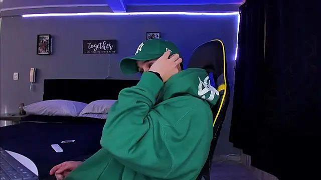 Snapshot of alexgiraldo__ chatting on 15, 10, 2025 alexgiraldo online show from 15, 10, 2025