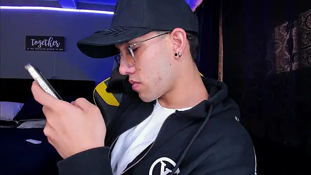 Snapshot of alexgiraldo__ chatting on 17, 10, 2025 alexgiraldo online show from 17, 10, 2025