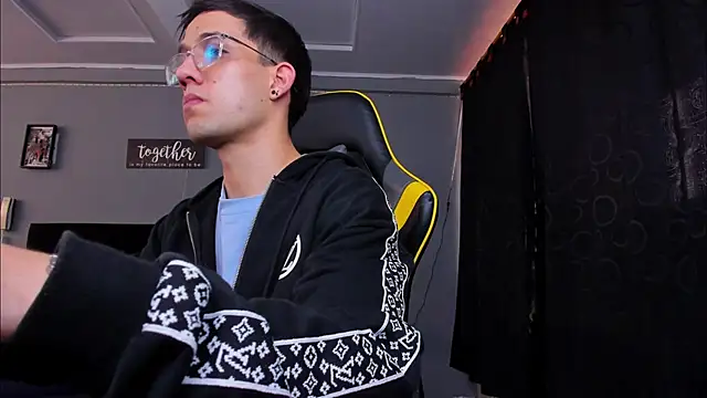 Snapshot of alexgiraldo__ chatting on 25, 10, 2025 alexgiraldo online show from 25, 10, 2025