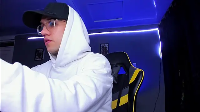 Snapshot of alexgiraldo__ chatting on 30, 10, 2025 alexgiraldo online show from 30, 10, 2025