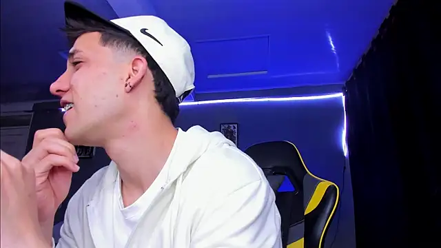 Snapshot of alexgiraldo__ chatting on 6, 11, 2025 alexgiraldo online show from 6, 11, 2025