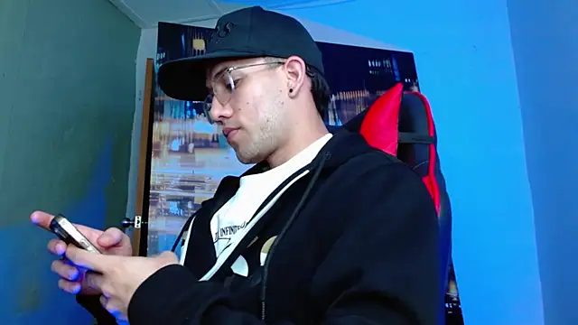 Snapshot of alexgiraldo__ chatting on 11, 4, 2026 alexgiraldo online show from 11, 4, 2026