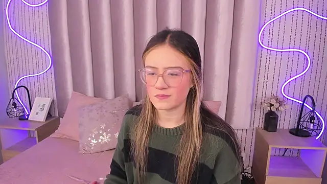 Snapshot of SamanthaPeachss chatting on 4, 11, 2025 SamanthaPeachss online show from 4, 11, 2025