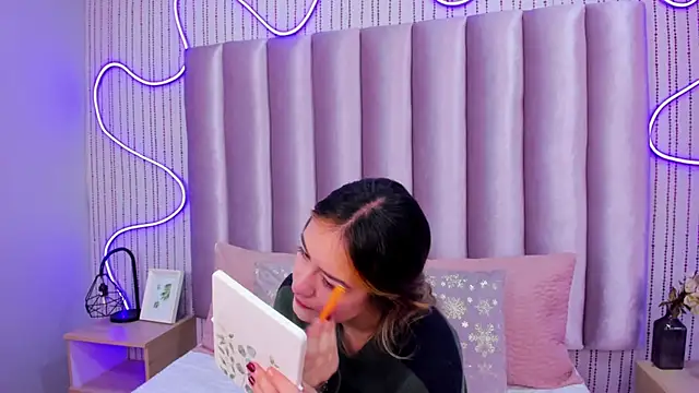 Snapshot of SamanthaPeachss chatting on 7, 11, 2025 SamanthaPeachss online show from 7, 11, 2025