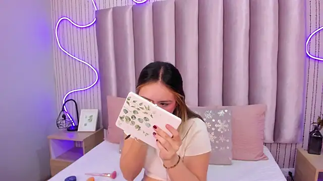 Snapshot of SamanthaPeachss chatting on 8, 11, 2025 SamanthaPeachss online show from 8, 11, 2025