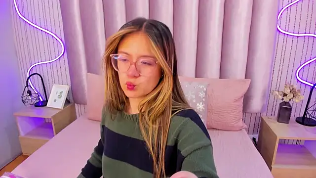 Snapshot of SamanthaPeachss chatting on 12, 11, 2025 SamanthaPeachss online show from 12, 11, 2025