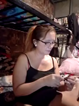 Snapshot of SexyHottMom chatting on 12, 6, 2026 SexyHottMom online show from 12, 6, 2026