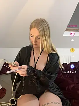 Snapshot of Lyn- chatting on 24, 4, 2026 Lyn- online show from 24, 4, 2026