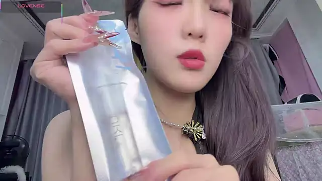 Snapshot of Yaya--728 chatting on 6, 1, 2026 Yaya--728 online show from 6, 1, 2026