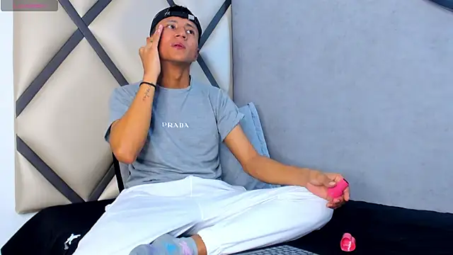 Snapshot of _Leohot_ chatting on 10, 10, 2025 Leohot online show from 10, 10, 2025