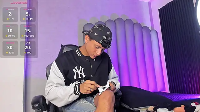 Snapshot of _Leohot_ chatting on 23, 10, 2025 Leohot online show from 23, 10, 2025