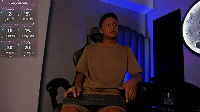 Snapshot of _Leohot_ chatting on 4, 11, 2025 Leohot online show from 4, 11, 2025