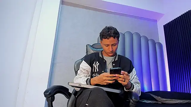 Snapshot of _Leohot_ chatting on 5, 11, 2025 Leohot online show from 5, 11, 2025