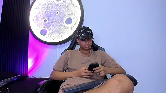 Snapshot of _Leohot_ chatting on 19, 11, 2025 Leohot online show from 19, 11, 2025