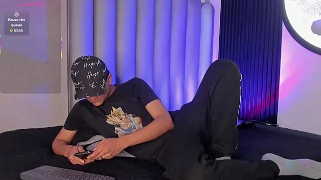 Snapshot of _Leohot_ chatting on 21, 11, 2025 Leohot online show from 21, 11, 2025