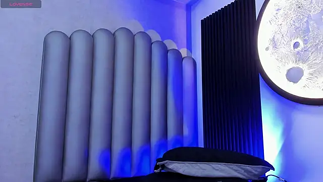 Snapshot of _Leohot_ chatting on 23, 11, 2025 Leohot online show from 23, 11, 2025