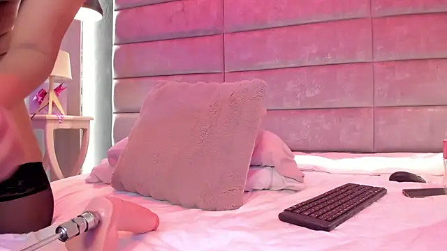 Snapshot of SophiieEvanss chatting on 9, 11, 2025 SophiieEvanss online show from 9, 11, 2025