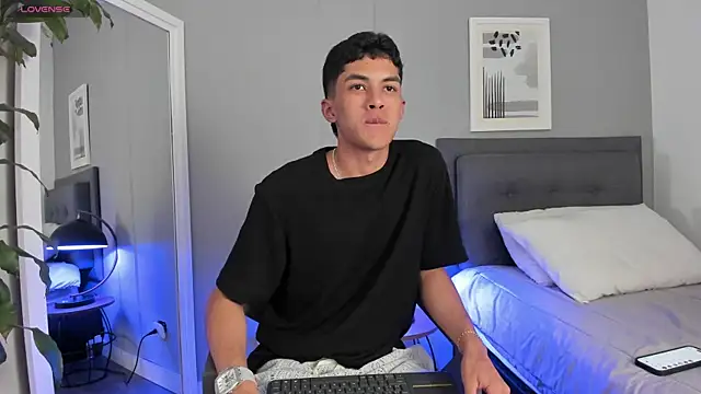 Snapshot of Tylerffoxx chatting on 6, 10, 2025 Tylerffoxx online show from 6, 10, 2025