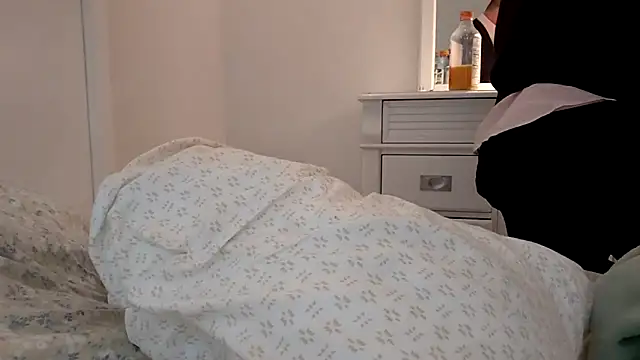 Snapshot of John--a chatting on 19, 4, 2026 John--a online show from 19, 4, 2026