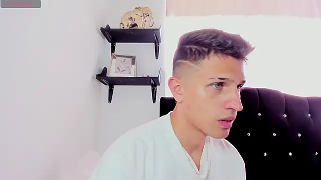 Snapshot of kevin_ahss chatting on 14, 4, 2026 kevin ahss online show from 14, 4, 2026