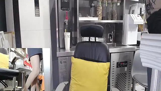 Snapshot of Eileen-L chatting on 6, 11, 2025 Eileen-L online show from 6, 11, 2025