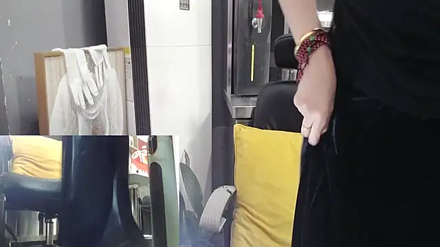 Snapshot of Eileen-L chatting on 10, 11, 2025 Eileen-L online show from 10, 11, 2025