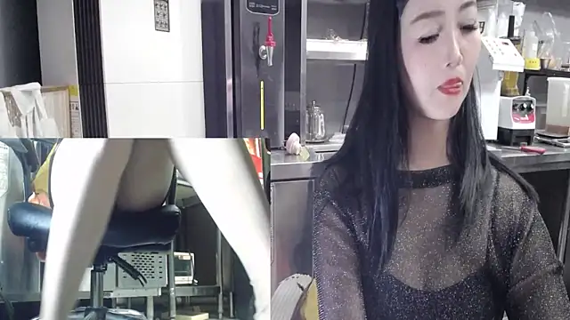 Snapshot of Eileen-L chatting on 13, 11, 2025 Eileen-L online show from 13, 11, 2025