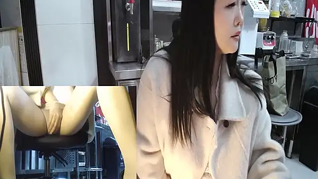 Snapshot of Eileen-L chatting on 25, 11, 2025 Eileen-L online show from 25, 11, 2025