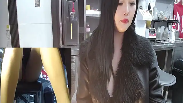 Snapshot of Eileen-L chatting on 28, 11, 2025 Eileen-L online show from 28, 11, 2025