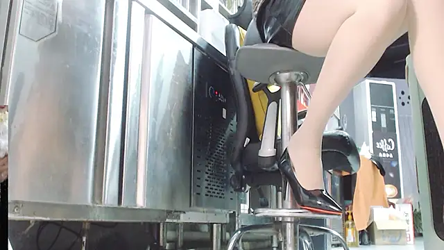 Snapshot of Eileen-L chatting on 30, 11, 2025 Eileen-L online show from 30, 11, 2025