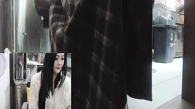 Snapshot of Eileen-L chatting on 4, 12, 2025 Eileen-L online show from 4, 12, 2025