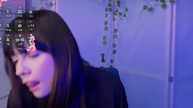 Snapshot of Honeey_Beee chatting on 9, 11, 2025 Honeey Beee online show from 9, 11, 2025