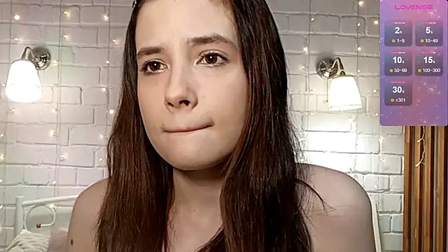 Snapshot of Honeey_Beee chatting on 14, 12, 2025 Honeey Beee online show from 14, 12, 2025