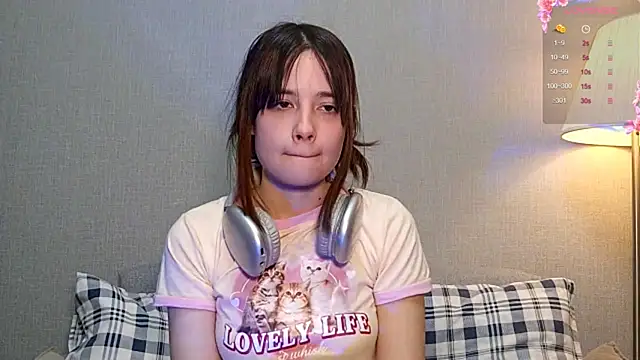 Snapshot of Honeey_Beee chatting on 15, 12, 2025 Honeey Beee online show from 15, 12, 2025