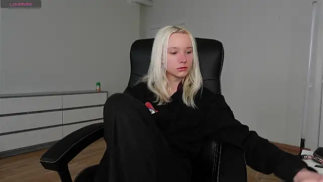 Snapshot of Laura_Chaplin chatting on 11, 4, 2026 Laura Chaplin online show from 11, 4, 2026