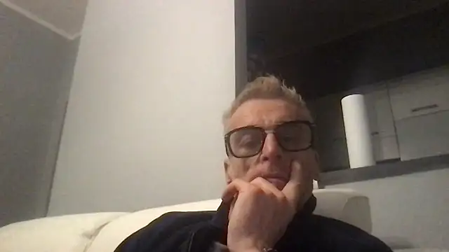 Axl hot online show from 22, 11, 2025