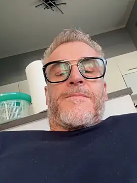 Axl hot online show from 29, 3, 2026